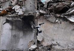 Banksy'den Ukrayna'da yıkılan binanın enkazına anlamlı dokunuş