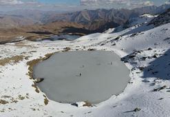 Hakkarili 3 doğasever, donan gölde buz pateni ile kayıp dans etti