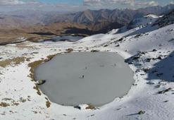 Hakkarili 3 doğasever, donan gölde buz pateni ile kayıp dans etti