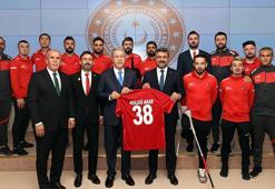 Bakan Akar, Ampute Futbol Milli Takımı'nı kabul etti