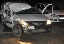 Kemalpaşa'da 3 araçlı kaza: 1'i bebek 3 yaralı
