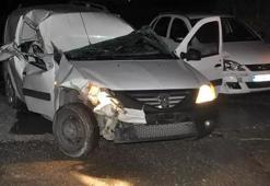 Kemalpaşa'da 3 araçlı kaza: 1'i bebek 3 yaralı