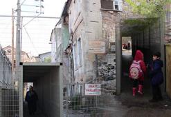 Öğrencilerin 'çelik tünelli' okul yolculuğu