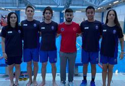 Şampiyon ve rakip yüzücüler birlikte antrenman yapıyor