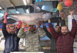 77 kiloluk kılıç balığını sırtladığı görüntüler balıkçıyı fenomen haline getirdi