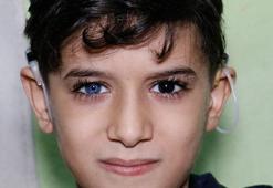 Biyonik kulaklığına kavuşan Emir tekrar duymaya başladı