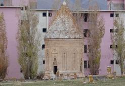 700 yıllık tarihi yapının siluetini bozan yurt yıktırıldı