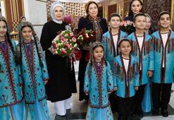 Emine Erdoğan, Türkmen El Sanatları Sergisini gezdi