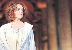 Oyunu İranlı kadınlara ithaf etti