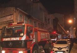 Fatih’te 3 katlı ahşap bina alev alev yandı