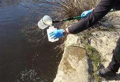 Siyaha bürünen Menderes Nehri'nden analiz için numune alındı