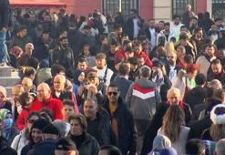 Eminönü'nde yılbaşı alışverişi yoğunluğu! Akın ettiler