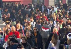 Eminönü'nde yılbaşı alışverişi yoğunluğu! Akın ettiler