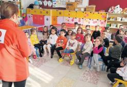 Miniklerden Kızılay’a kırtasiye desteği geldi