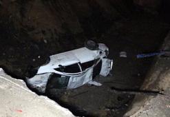 Yer: Bursa! Otomobil, metro inşaatı nedeniyle kazılan çukura düştü