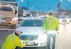 Yabancı araçta Türk çakarı! Ekipler şaşkına döndü