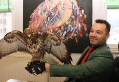 Yaralı bulduğu şahine ‘Tofaş’ adını verdi