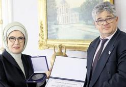 Emine Erdoğan’a Dr. Beck Apiterapi Ödülü takdim edildi