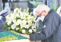 Eşine son kez gözüyaşlı baktı