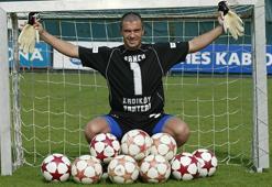 Daniel Pancu'nun eldivenlerini Emre Kocadağ satın aldı! Depremzedelere 500 bin TL'lik yardım