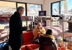 Bakan Özer'den okulda kalan depremzedelere ziyaret