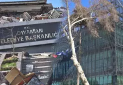 Belediye binası yıkıldı, karşısındaki binanın camları bile kırılmadı