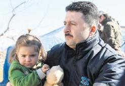 Deprem bölgesine gitti çocukları sevindirdi