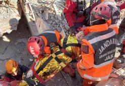 Ebrar Sitesi’nin enkazından 22 kişiyi sağ çıkardılar! Kurtarma anları kamerada
