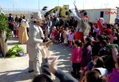 Malatya'da tiyatrocular depremzede çocuklar için sahneye çıktı