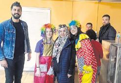 Şehzadeler, çocuklara kol kanat geriyor