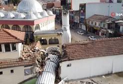 Yıkılan cami minaresi apartmanı ikiye böldü