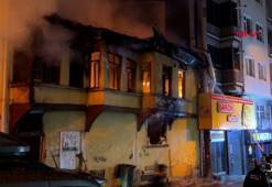 Bursa'da iki katlı ahşap bina yandı