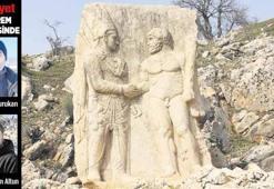 Heykeller ayakta tümülüsler harap