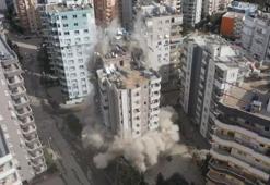 Depremde ağır hasar alan Ezgi Apartmanı böyle yıkıldı