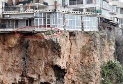 Falezlerde yarık oluşan kaya üzerine 'ev' şaşkına çeviriyor