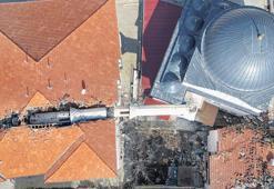 Minare binayı ikiye böldü