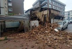 İzmir'de metruk bina çöktü