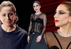 Tören kıyafetiyle dikkat çeken Lady Gaga, sahneye makyajsız çıktı!