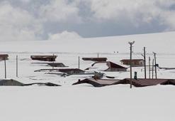 2 bin 581 rakımlı yaylada, evler kara gömüldü