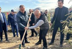 Bakan Kirişci, depremde ölen vatandaşlar için fidan dikti