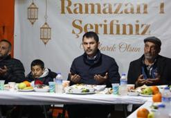 Bakan Kurum, depremzedelerle Mehmetçik çadırında iftar yaptı