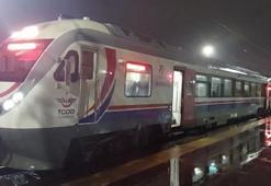 Yüksek gerilim hattı demiryoluna düştü, tren seferi 1 saat durdu