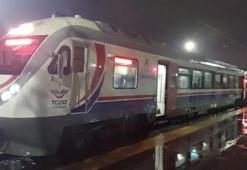 Yüksek gerilim hattı demiryoluna düştü, tren seferi 1 saat durdu