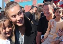 Acun Ilıcalı, deprem bölgesinde çocuklarla film izledi