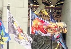 Bayrağı Rockefeller Center’da dalgalanıyor