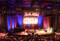 Harbiye Cemil Topuzlu Açık Hava Tiyatrosu sezonu depremzede kız öğrenciler için açtı