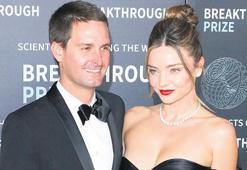 Tüm davetlere eşiyle katılıyor