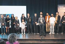 Altın Laleler kadınların ellerinde