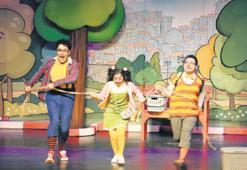 Deprem bölgesine çocuklar için sahne kuruluyor