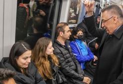 Cumhurbaşkanı Yardımcısı Oktay, Ankara metrosunda vatandaşlarla sohbet etti